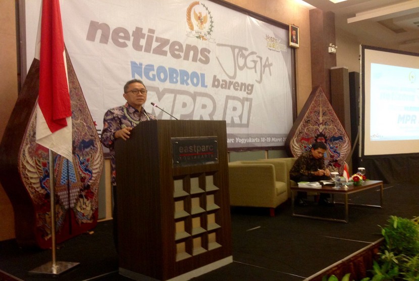 Ketua MPR RI Zulkifli Hasan dalam acara 'Ngobrol Bareng MPR Bersama Para Netizen' di Yogyakarta, Jumat (18/3)