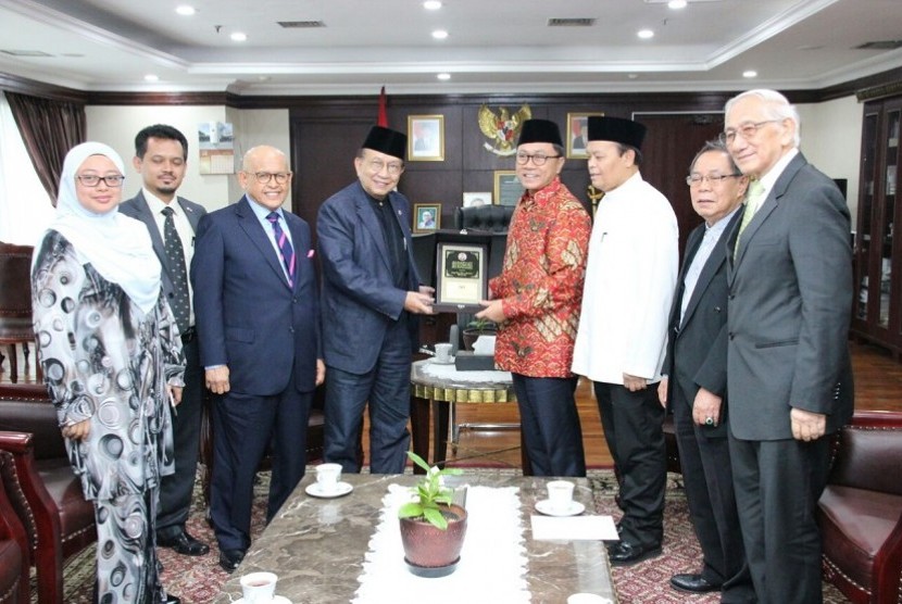 Ketua MPR RI Zulkifli Hasan didampingi Wakil Ketua MPR Hidayat Nur Wahid menerima kunjungan Penasihat Kerajaan Malaysia Tan Sri Dato Seri Utama Dr Rais Yatim.