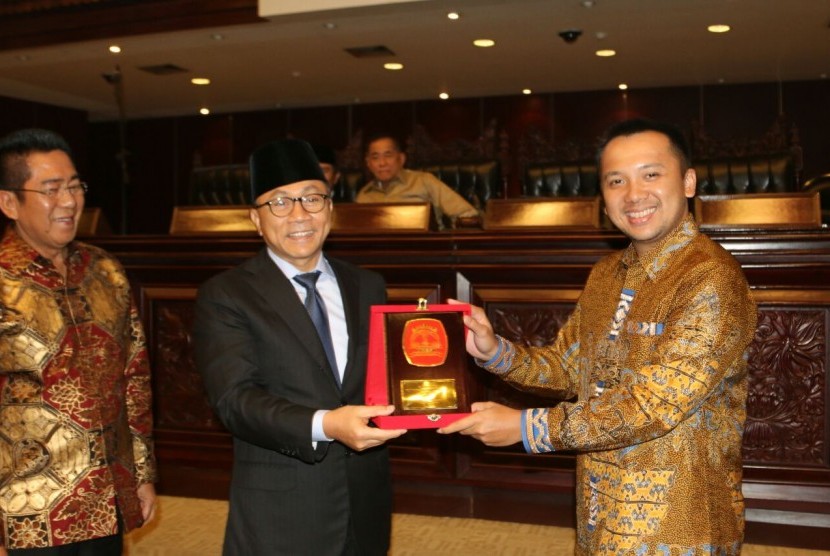 Ketua MPR RI, Zulkifli Hasan, dikukuhkan sebagai ketu Forum Komunikasi Persaudaraan Lampung Perantauan (FKPLP) di Nusantara V Gedung MPR/DPR/DPD RI, Jakarta, Sabtu (19/11). 