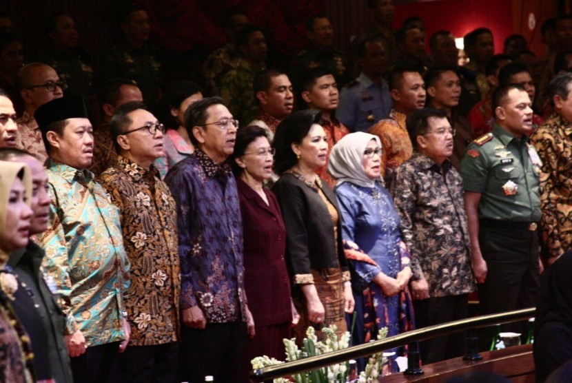 Ketua MPR RI, Zulkifli Hasan hadiri HUT TNI ke-71, di Taman Ismail Marzuki, Jakarta, Ahad (2/10). Hadir juga dalam acara tersebut Wakil presiden Jusuf Kalla dan Panglima TNI jenderal Gatot Nurmantyo.