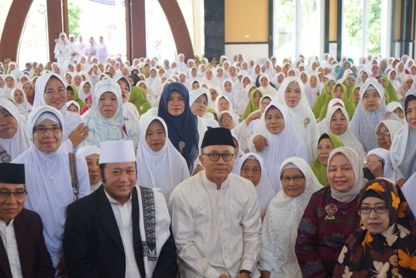 Ketua MPR RI, Zulkifli Hasan, hari ini memberikan pembekalan sekaligus melepas rombongan calon jamaah haji asal Lampung Selatan di Masjid Bani Hasan, Kalianda, Lampung.