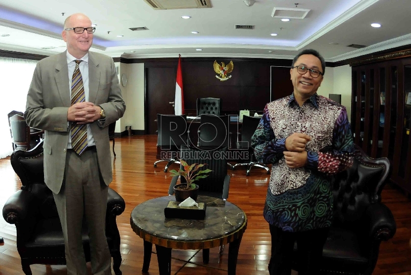 Ketua MPR RI Zulkifli Hasan (kiri) berbincang dengan Duta Besar Australia Paul Grigson (kanan) saat bertemu di Ruang Kerja Ketua MPR, Komplek Parlemen Senayan, Jakarta, Kamis (26/3). (Republika/Agung Supriyanto)