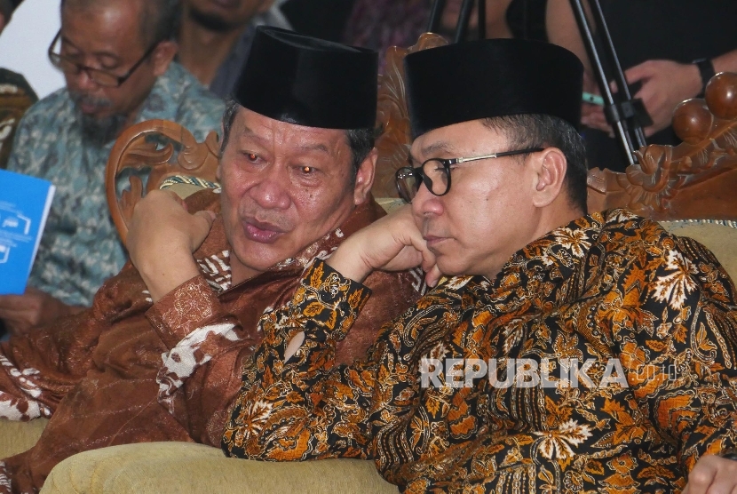 Ketua MPR RI Zulkifli Hasan (kanan) berbincang dengan KetuaPP Muhammadiyah Goodwil Zubir disela acara pembukaan Rakernas Majelis Wakaf dan Kehartaan Pimpinan Pusat Muhammadiyah, di Jakarta, Jumat (2/9).  