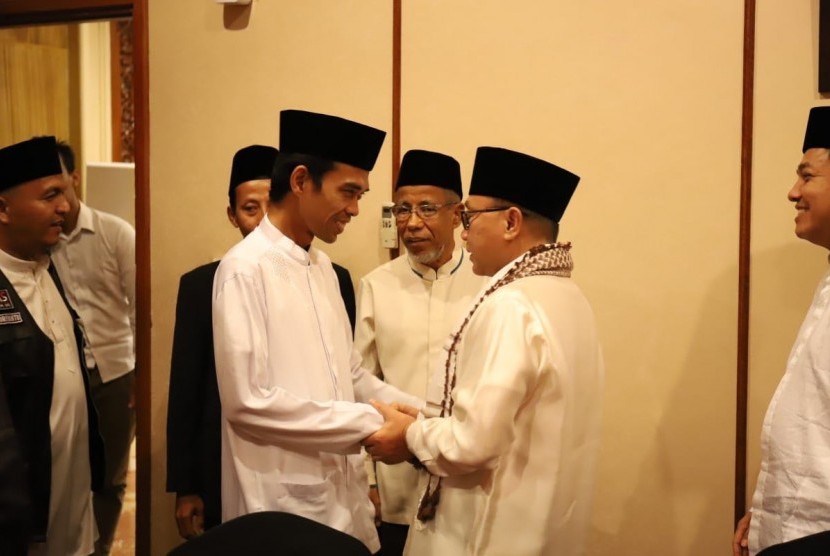 Ketua MPR RI, Zulkifli Hasan (kanan) bersalaman dengan Ustaz Abdul Somad (kiri)