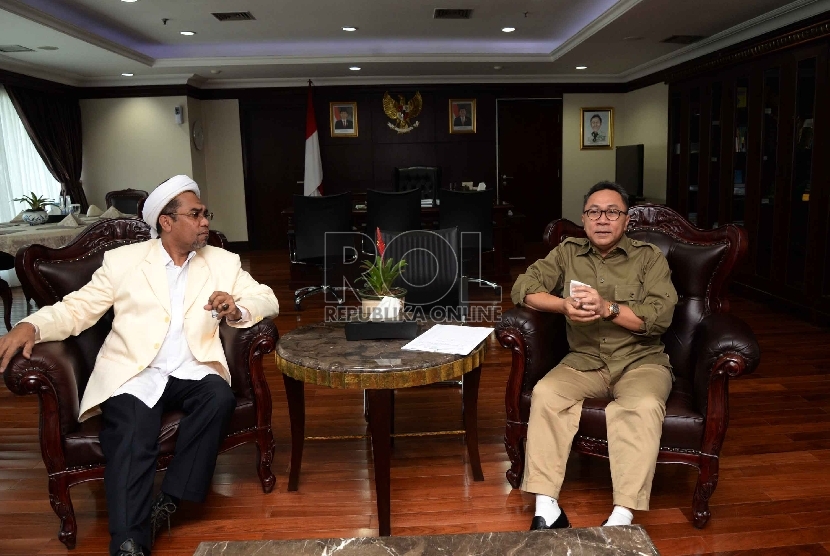  Ketua MPR RI Zulkifli Hasan (kanan) menerima Ketua Umum Badan Koordinasi Mubaligh Indonesia (Bakomubin) Ali Mochtar Ngabalin (kiri) di Ruang Kerja Pimpinan MPR, Komplek Parlemen Senayan, Jakarta (26/6). (Republika/Yasin Habibi)