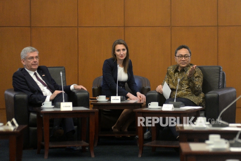 Ketua MPR RI Zulkifli Hasan saat menerima kunjungan bilateral Ketua Senat Polandia Stanislaw Karczewski di Ruang Delegasi, Kompleks Parlemen Senayan, Jakarta, Rabu (4/10). 