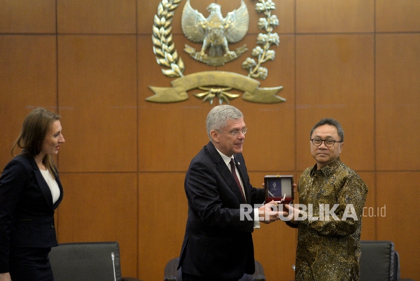 Ketua MPR RI Zulkifli Hasan saat menerima kunjungan bilateral Ketua Senat Polandia Stanislaw Karczewski di Ruang Delegasi, Kompleks Parlemen Senayan, Jakarta, Rabu (4/10). 