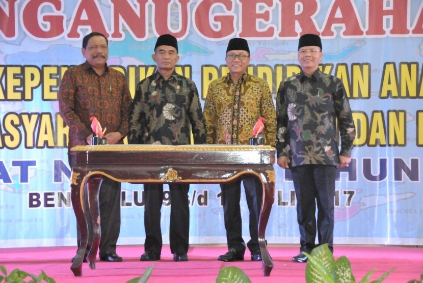 Ketua MPR RI Zulkifli Hasan (kedua dari kanan) dan Mendikbud Muhadjir Effendy (kedua dari kiri) mengadiri acara Penganugerahan Guru dan Tenaga Kependidikan PAUD dan Pendidikan Masyarakat Berprestasi dan Berdedikasi Tingkat Nasional Tahun 2017, di Bengkulu, Jumat (14/7).