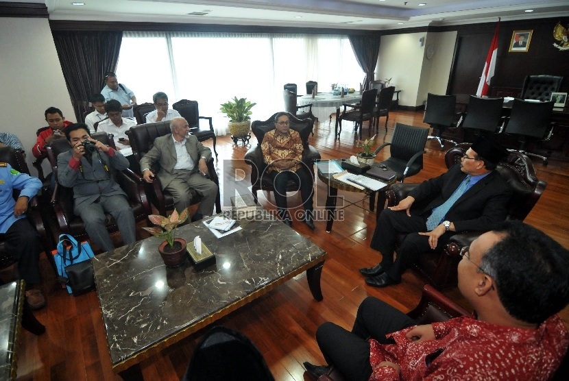  Ketua MPR Zulkifli Hasan menerima kunjungan Ketua Kadin Malaysia sekaligus Senator Malaysia Tan Sri H.M. Ali Rustam (kanan) dan sejumlah pengurus BKPRMI di gedung MPR RI, Senayan, Jakarta, Senin (19/10). (Republika/Rakhamwaty La’lang)
