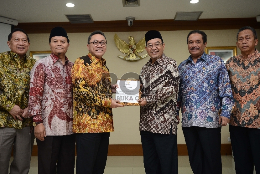  Ketua MPR RI Zulkifli Hasan (ketiga kiri) memberikan surat undangan kepada Ketua BPK Harry Azhar Azis (ketiga kanan) didampingi para Pimpinan MPR dan BPK di Gedung Badan Pemeriksa Keuangan, Jakarta, Kamis (9/7). (Republika/Raisan Al Faris