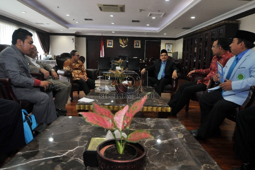 Ketua MPR Zulkifli Hasan menerima kunjungan Ketua Kadin Malaysia sekaligus Senator Malaysia Tan Sri H.M. Ali Rustam (kanan) dan sejumlah pengurus BKPRMI di gedung MPR RI, Senayan, Jakarta, Senin (19/10). (Republika/Rakhamwaty La’lang)