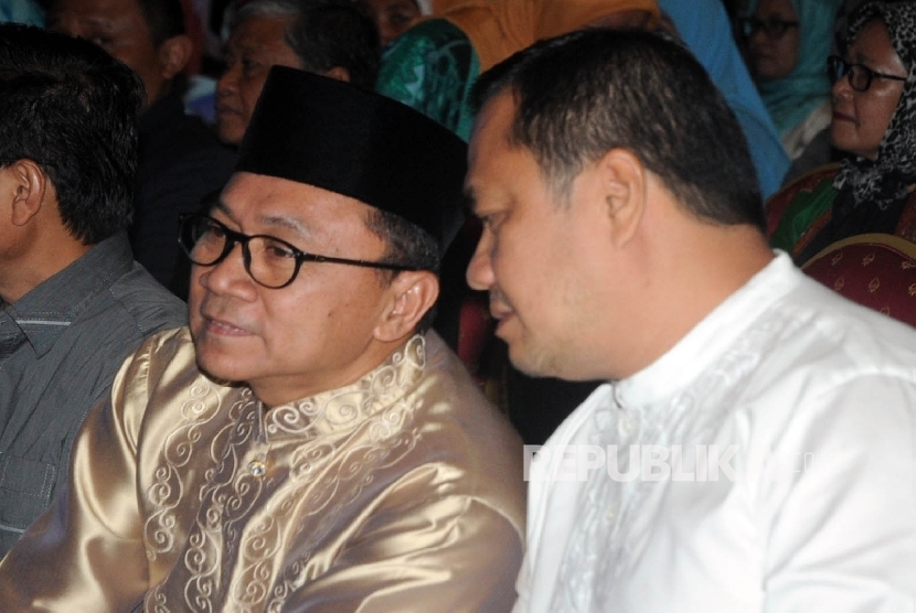  Ketua MPR RI Zulkifli Hasan (kiri) berbincang dengan pendiri ESQ Ary Ginanjar Agustian, pada acara peringatan Maulid nabi Muhammad SAW bersama Rumah Kajian Al-Quran Al Barru di Jakarta, Ahad (17/1). (Republika/Darmawan)