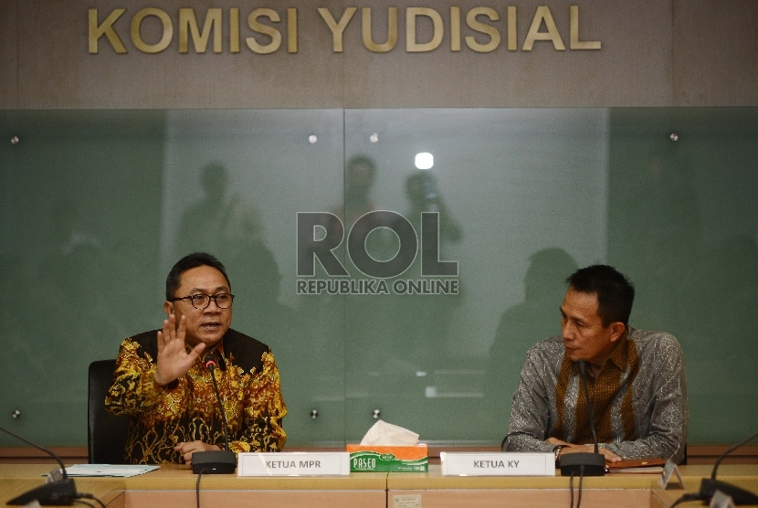  Ketua MPR RI Zulkifli Hasan (kiri) berbincang bersama Ketua Komisi Yudisial Suparman Marzuki (kanan) di Ruang Rapat Komisi Yudisial, Jakarta, Kamis (9/7).