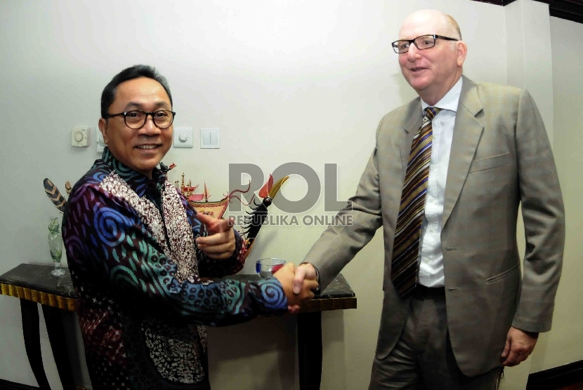 Ketua MPR RI Zulkifli Hasan (kiri) berbincang dengan Duta Besar Australia Paul Grigson (kanan) saat bertemu di Ruang Kerja Ketua MPR, Komplek Parlemen Senayan, Jakarta, Kamis (26/3). (Republika/Agung Supriyanto)