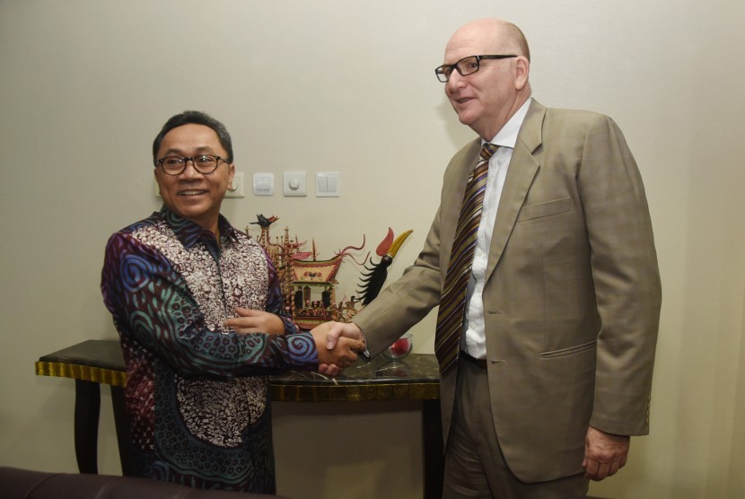 Ketua MPR RI Zulkifli Hasan (kiri) berjabat tangan dengan Duta Besar Australia Paul Grigson (kanan) saat bertemu di Ruang Kerja Ketua MPR, Komplek Parlemen Senayan, Jakarta, Kamis (26/3). 