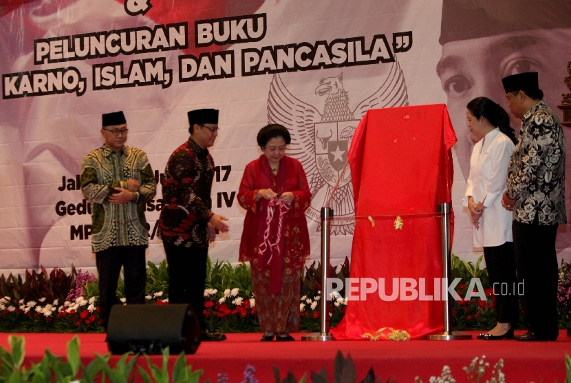 Ketua MPR Zulkifli Hasan menyampaikan pidato sambutannya saat menghadiri peringatan haul Presiden RI pertama, Soekarno, ke-47 sekaligus peluncuran buku karangan Ketua Fraksi PDIP di MPR Ahmad Basarah 'Bung Karno, Islam, dan Pancasila di kompleks Parlemen, Senayan, Jakarta, Rabu (21/6).