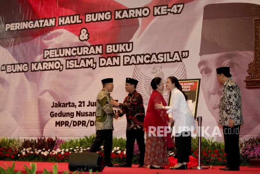 Ketua MPR Zulkifli Hasan menyampaikan pidato sambutannya saat menghadiri peringatan haul Presiden RI pertama, Soekarno, ke-47 sekaligus peluncuran buku karangan Ketua Fraksi PDIP di MPR Ahmad Basarah 'Bung Karno, Islam, dan Pancasila di kompleks Parlemen, Senayan, Jakarta, Rabu (21/6).