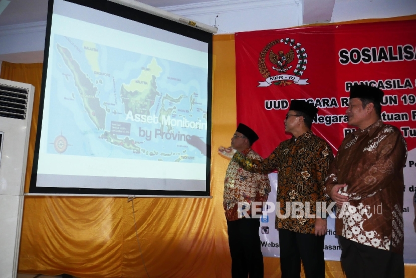Ketua MPR RI Zulkifli Hasan (kiri) didampingi dengan Ketua PP Muhammadiyah Goodwil Zubir (kanan) meluncurkan Wakaf Tunai, disela acara pembukaan Rakernas Majelis Wakaf dan Kehartaan Pimpinan Pusat Muhammadiyah, di Jakarta, Jumat (2/9).