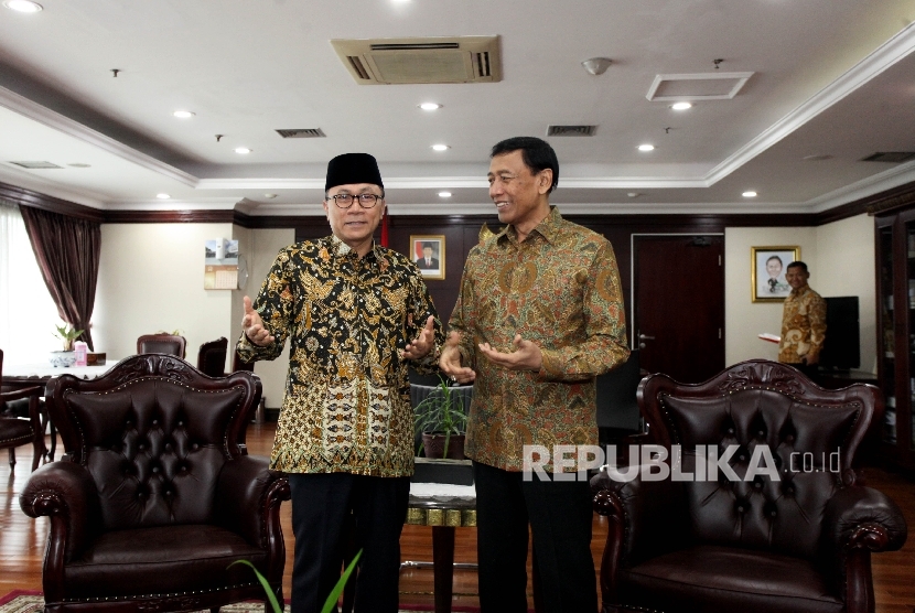 Ketua MPR RI Zulkifli Hasan (kiri) menerima kedatangan Menteri Koordinator bidang Politik, Hukum dan Keamanan Wiranto (kanan) di ruang kerja Ketua MPR, Kompleks Parlemen, Senayan, Jakarta, Selasa (30/5).