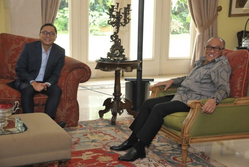 Ketua MPR RI Zulkifli Hasan (kiri) mengunjungi tokoh nasional Aburizal Bakrie (ARB) di kediamannya, Menteng, Jakarta, Rabu (30/5).