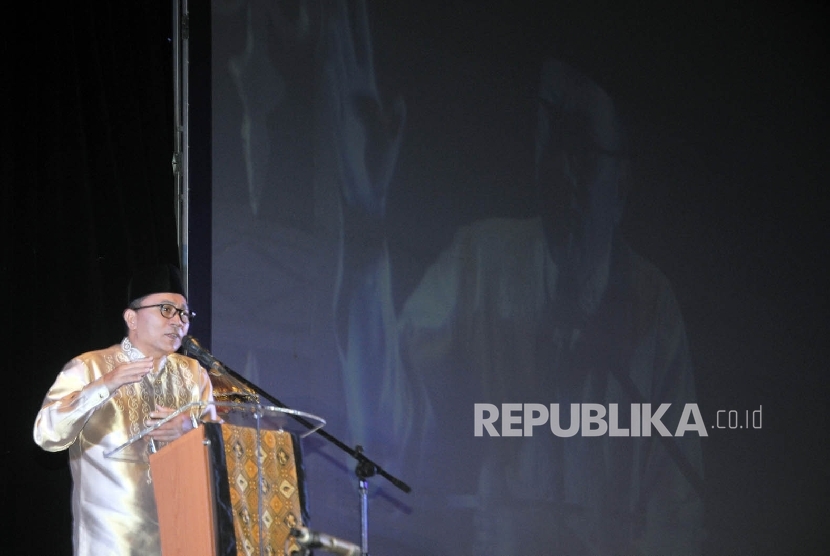 Ketua MPR RI Zulkifli Hasan membuka acara peringatan Maulid Nabi Muhammad SAW bersama Rumah Kajian Al-Quran Al Barru  di Jakarta, Ahad (17/1)(Republika/Darmawan)