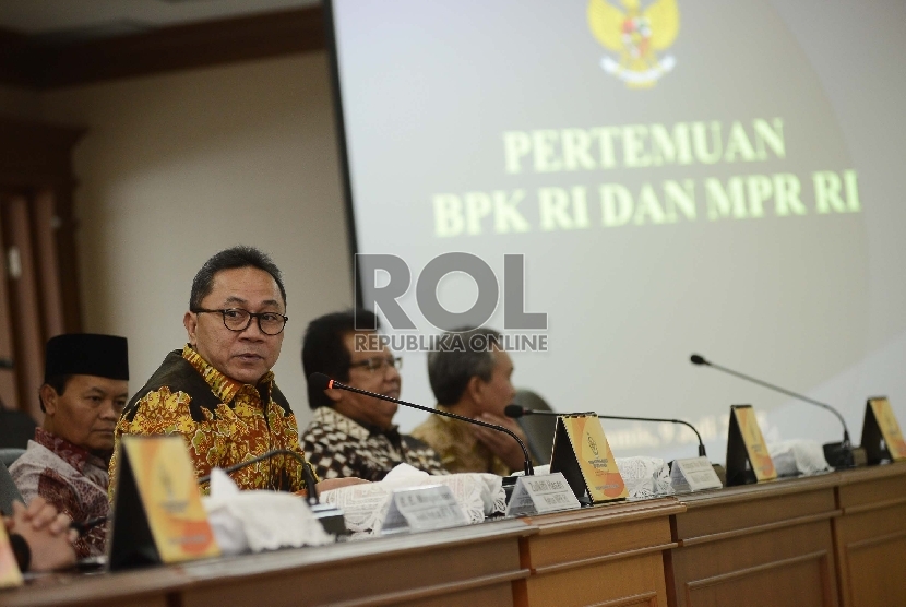 Ketua MPR RI Zulkifli Hasan memberikan kata sambutan sebelum memberikan surat undangan kepada Ketua Pemeriksa Keuangan Harry Azhar Azis di Ruang Rapat Badan Pemeriksa Keuangan, Jakarta, Kamis (9/7).