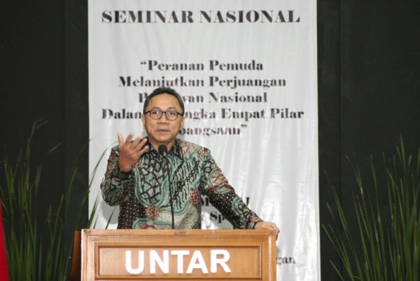  Ketua MPR RI, Zulkifli Hasan, memberikan opening speech dalam acara seminar nasional di Fakultas Hukum Universitas Tarumanegara, Jakarta, Senin (21/11)