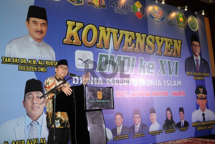  Ketua MPR RI Zulkifli Hasan (kedua kanan) didampingi Presiden Dunia Melayu Dunia Islam (DMDI) Tan Sri Dr H.M. Ali Rustam (kanan) pada pembukaan acara Konvensyen Dunia Melayu Dunia Islam ke XVI di Jakarta, Selasa (27/10) malam.  (Republika/Darmawan)