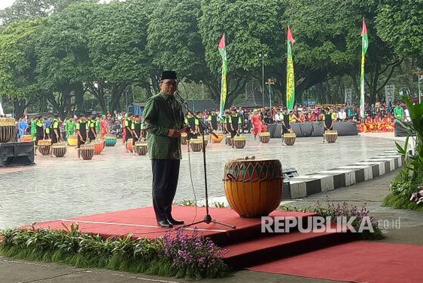 Ketua MPR RI Zulkifli Hasan memberikan sambutan dalam acara Penutupan Pekan Peringatan Hari Ulang Tahun Taman Mini Indonesia Indah ke-42 di Pendopo Agung Sasono Utomo TMII, Ahad (23/4).