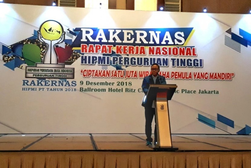 Ketua MPR RI, Zulkifli Hasan memberikan semangat untuk berwirausaha dalam Rapat Kerja Nasional (Rakernas) Himpunan Pengusaha Muda Indonesia (HIPMI) Perguruan Tinggi (PT), Ahad (9/12). Acara yang dihadiri oleh sebagian besar mahasiswa ini bertema 