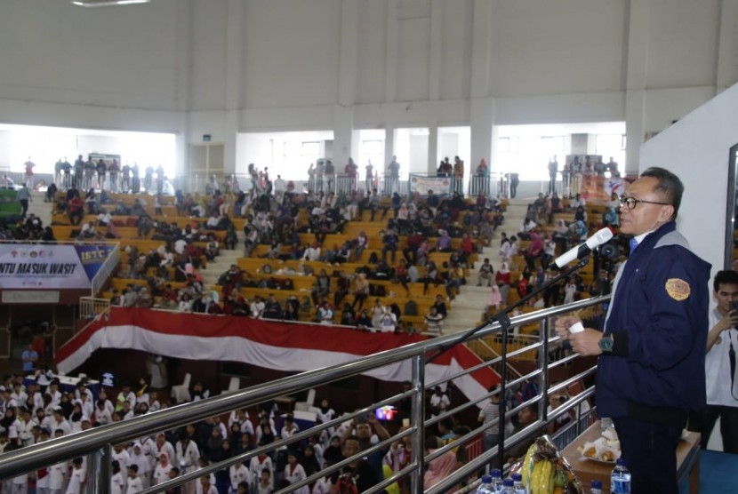 Ketua MPR RI Zulkifli Hasan membuka Kejuaraan Indonesian Student Taekwondo Championship (ISTC) 2 Piala Ketua MPR RI, di GOR Ciracas, Jakarta Timur, Sabtu (1/12).
