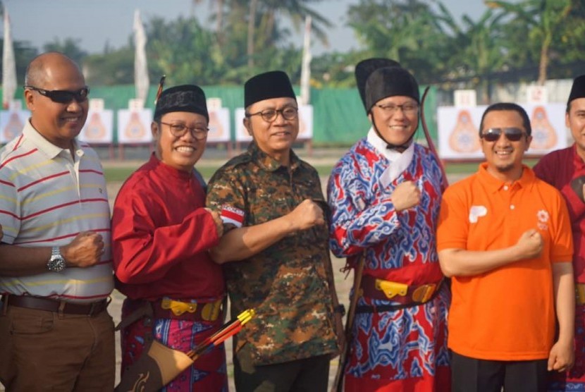 Ketua MPR RI, Zulkifli Hasan, membuka Kompetisi panahan yang diselenggarakan Pondok Pesantren Daarul Qur'an (Daqu) Tangerang, Banten, Ahad (4/6).