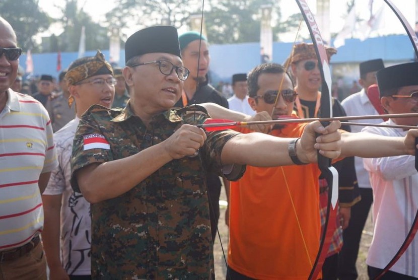 Ketua MPR RI, Zulkifli Hasan, membuka Kompetisi panahan yang diselenggarakan Pondok Pesantren Daarul Qur'an (Daqu) Tangerang, Banten, Ahad (4/6).