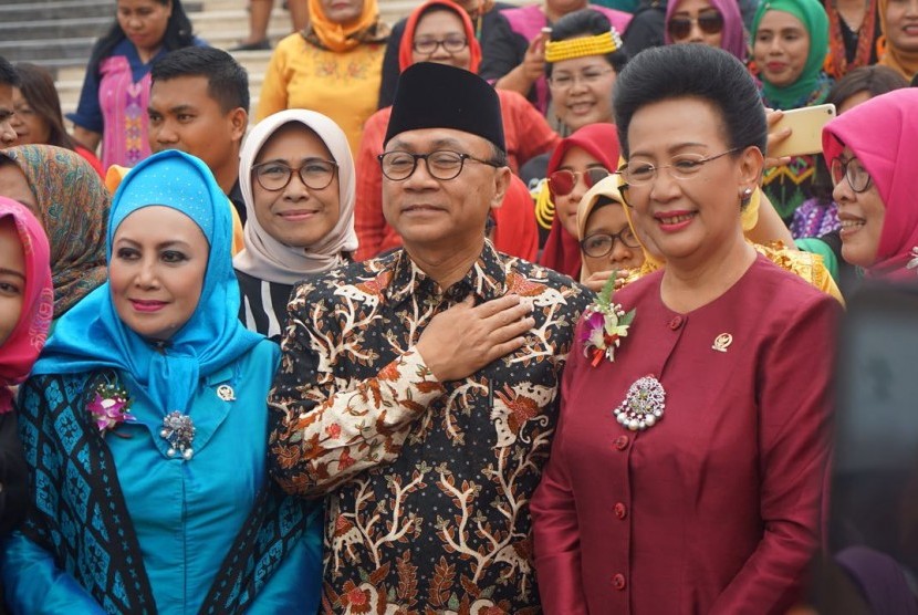 Ketua MPR RI Zulkifli Hasan membuka Konsolidasi Nasional III Kaukus Perempuan Parlemen Republik Indonesia (KPP-RI) Kompleks Gedung MPR Jakarta, Kamis (16/11).