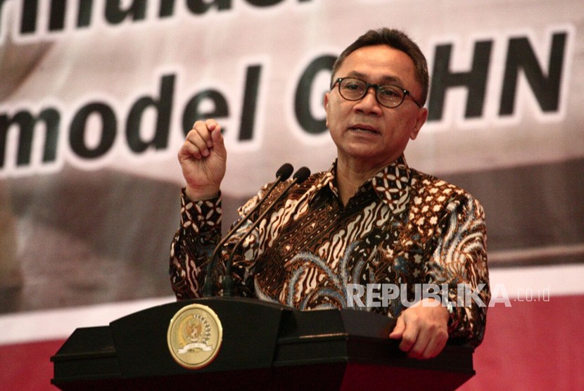Ketua MPR RI, Zulkifli Hasan membuka Simposium Nasional MPR RI di Komplek Parlemen Senayan, Jakarta, Rabu (29/11). 