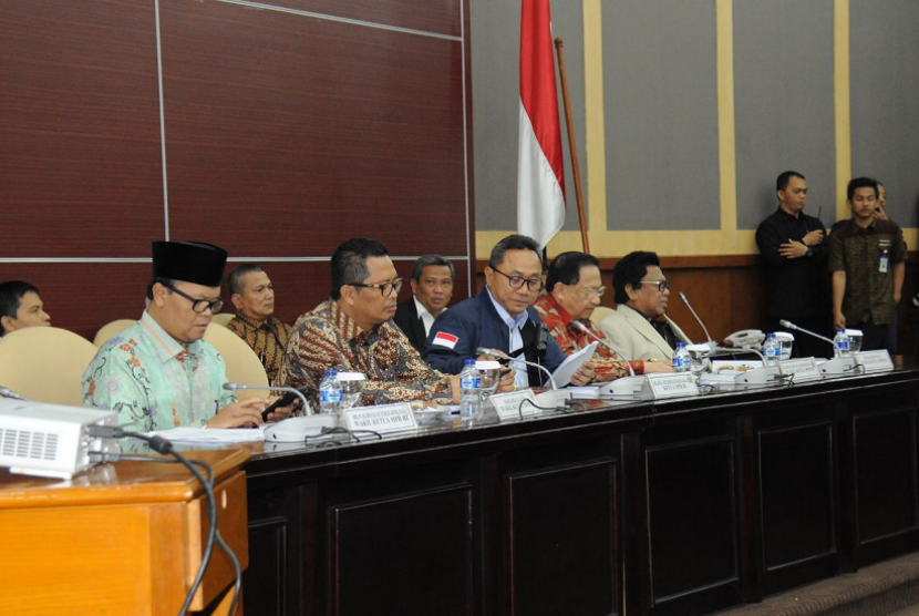 Ketua MPR RI Zulkifli Hasan memimpin rapat penambahan tiga wakil ketua MPR.