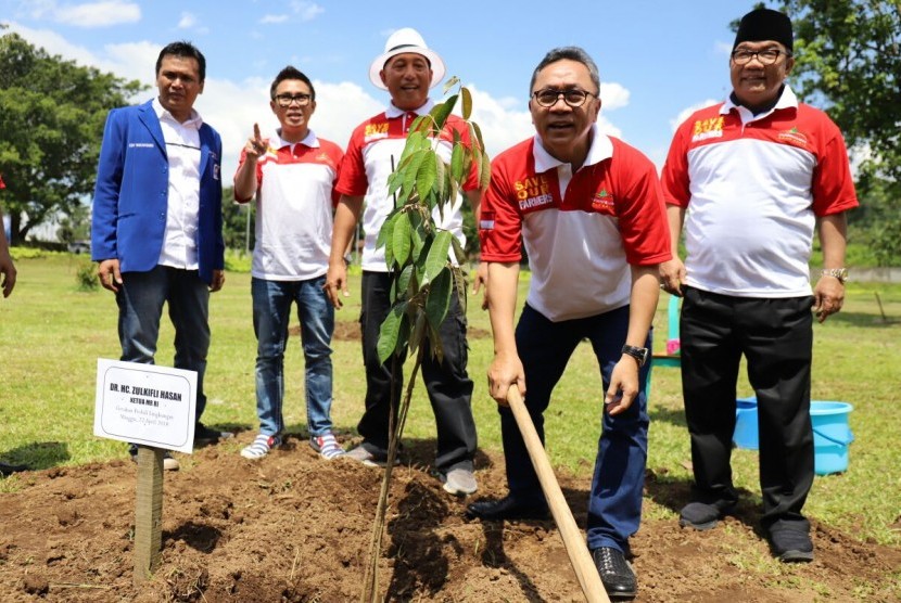 Ketua Umum Partai Amanat Nasional (PAN), Zulkifli Hasan menanam pohon kopi dalam kunjungannya ke City Forest Jember, Jawa Timur, Ahad (22/4).