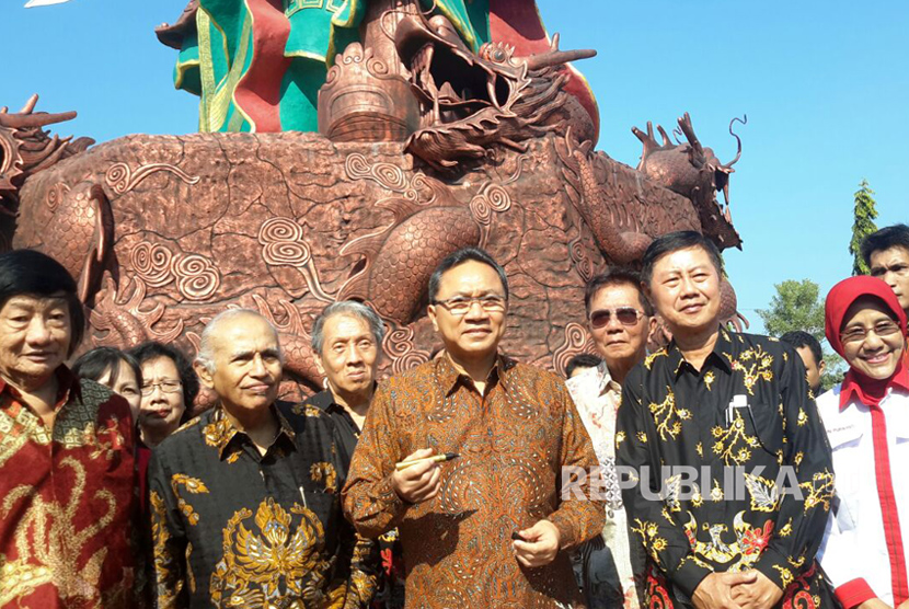 Ketua MPR RI Zulkifli Hasan menandatangani prasasti monumen Yang Mulia Kongco Kwan Sing Tee Koen ke di Klenteng Kwan Sing Bio, Tuban Jawa Timur, Senin (17/7).