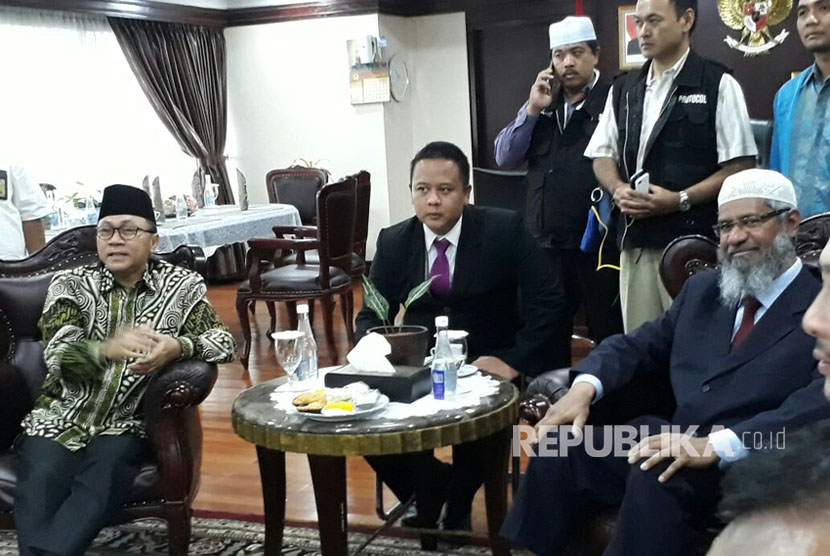 Ketua MPR RI Zulkifli Hasan menerima kedatangan cendekiawan Muslim asal India, Zakir Abdul Karim Naik di Ruang Kerja pimpinan MPR RI, Gedung Nusantara III DPR RI, Jakarta, Jumat (30/3).