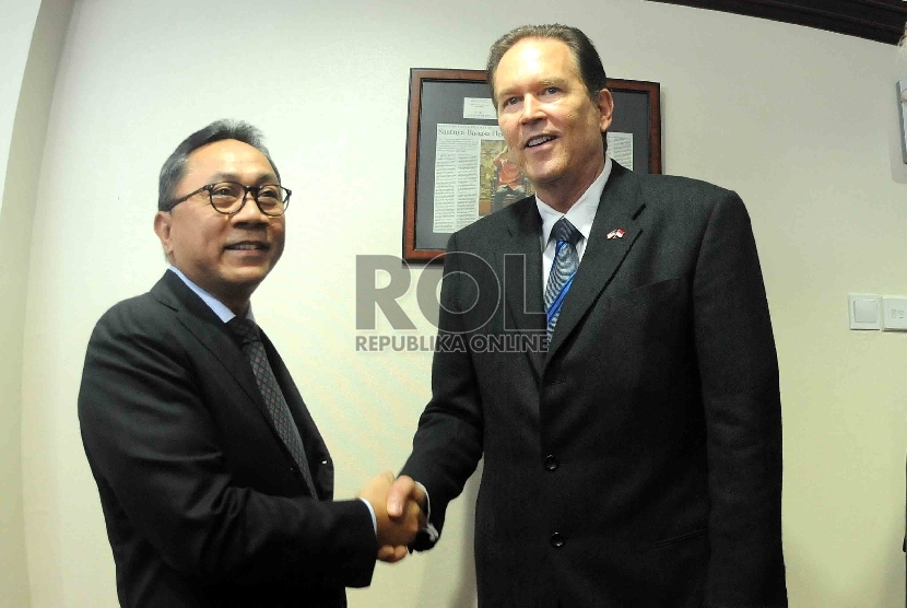  Ketua MPR RI Zulkifli Hasan menerima Ketua Delegasi Kongres AS, Vern Buchanan (kanan) saat berkunjung ke Guedung MPR, Senayan, Jakarta, Ahad (16/8).   (Republika/Agung Supriyanto)