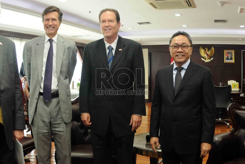  Ketua MPR RI Zulkifli Hasan menerima Ketua Delegasi Kongres AS, Vern Buchanan (kanan) saat berkunjung ke Guedung MPR, Senayan, Jakarta, Ahad (16/8).   (Republika/Agung Supriyanto)