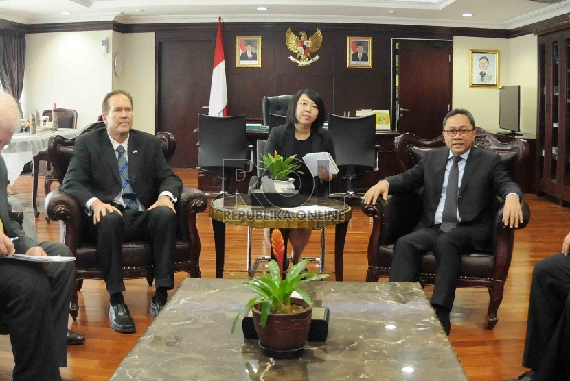  Ketua MPR RI Zulkifli Hasan menerima Ketua Delegasi Kongres AS, Vern Buchanan (kanan) saat berkunjung ke Guedung MPR, Senayan, Jakarta, Ahad (16/8).   (Republika/Agung Supriyanto)