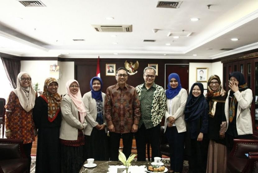 Ketua MPR RI Zulkifli Hasan menerima kunjungan audiensi delegasi Muhammadiyah Disaster Manegement Center (MDMC) dan delegasi PP. Nasyiatul Aisyiyah.