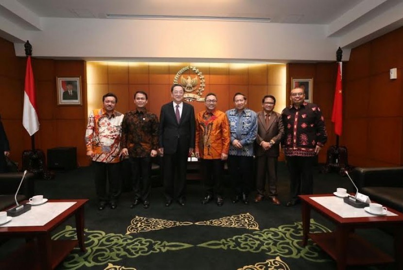 Ketua MPR RI, Zulkifli Hasan menerima kunjungan Ketua Parlemen China atau National Commitee of the Chinese People’s Political Consultative Conference (CPPCC), Yu Zhengsheng di kantor MPR RI.