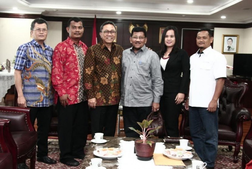 Ketua MPR RI Zulkifli Hasan menerima kunjungan panitia pelaksana Festival Pencak silat pesisir tahun 2017, Selasa (25/1). 