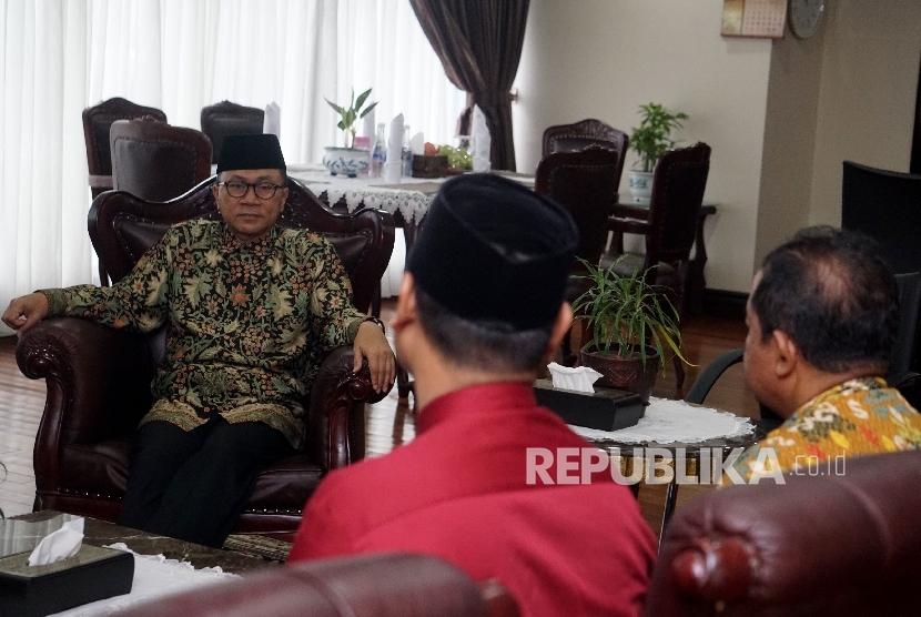Ketua MPR RI Zulkifli Hasan menerima kunjungan perwakilan Ikatan Mahasiswa Muhammadiyah (IMM) dan perwakilan Darul Qur'an di Kompleks Parlemen, Jakarta, Kamis (6/7). 