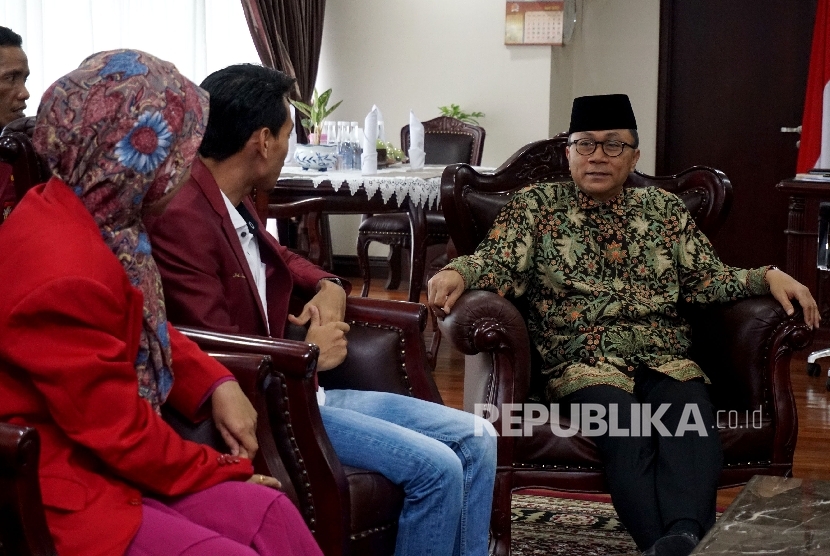 Ketua MPR RI Zulkifli Hasan menerima kunjungan perwakilan Ikatan Mahasiswa Muhammadiyah (IMM) dan perwakilan Darul Qur'an di Kompleks Parlemen, Jakarta, Kamis (6/7). 