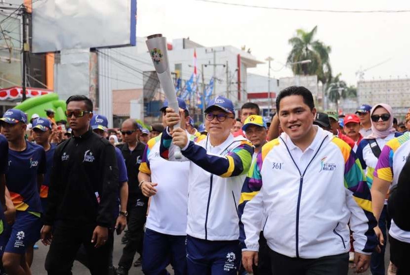 Ketua MPR RI, Zulkifli Hasan mengarak obor Asian Games 2018 bersama Ketua Penyelenggara Asian Games INASGOC Erick Thohir di Bandar Lampung, Rabu (8/8).
