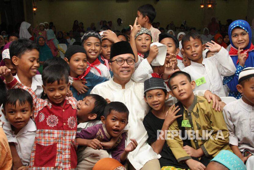Ketua MPR RI Zulkifli Hasan menghadiri soft launching Sekolah Ayah dan Ibu Negeri (SAIN) sekaligus pemberian santunan kepada 250 anak yatim dari Gerakan Ibu Negeri (GIN) pimpinan Neno Warisman di Masjid At Tin, TMII Jakarta, Sabtu (10/6).