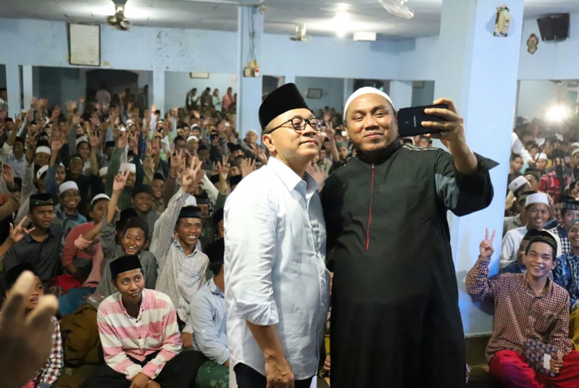 Ketua MPR RI Zulkifli Hasan mengunjungi Pondok Pesantren Bata Bata Pamekasan Madura.